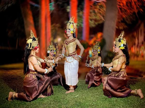 Apsara Dance Show at Reaj Bo Made in Cambodia Market.3